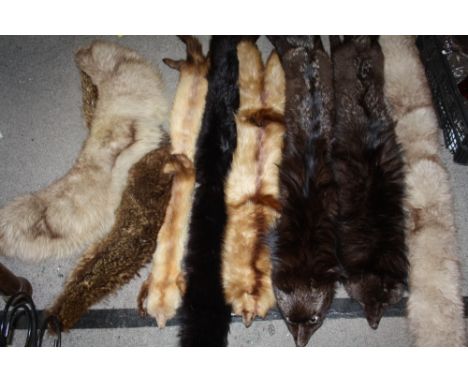 A COLLECTION OF VINTAGE FOX FUR STOLES ETC (8)