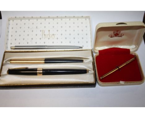 A ROVER ROLLED GOLD PROPELLING PENCIL TOGETHER WITH BOXED PARKER PENS AND ANOTHER (4) 