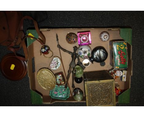 A TRAY OF COLLECTABLES TO INCLUDE CLOISSONE TRINKET BOXES, BOXED GOLDEN SHRED GOLLY EGG CUPS ETC