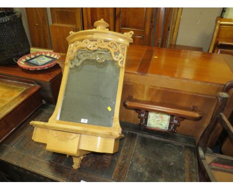AN ORNATE MODERN WALL MIRROR H-97 CM WITH A MAHOGANY TILED BRACKET (2)