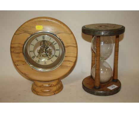 A VINTAGE HOUR GLASS TOGETHER WITH A MODERN SKELETON MANTEL CLOCK - HOUR GLASS HEIGHT 24CM