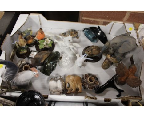 A TRAY OF CERAMIC AND RESIN ANIMAL FIGURES TO INCLUDE ROYAL COPENHAGEN COCKEREL, SMITHSONIAN INSTITUTION ELEPHANT FIGURE ETC