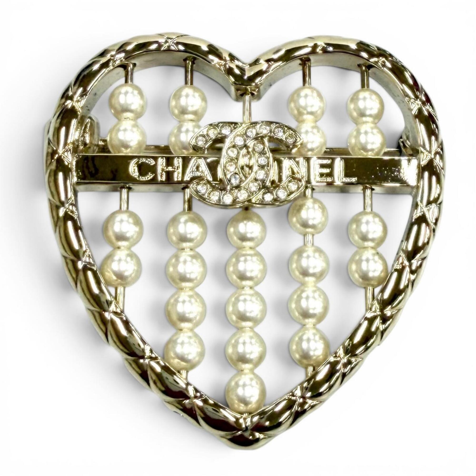CHANEL B25A ABG046 Coco Mark MatelassŽ Heart Brooch, Gold and White, Made in Italy, Women\'s, with B