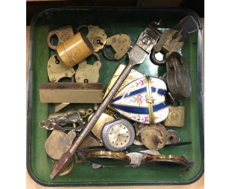 A quantity of vintage padlocks.
