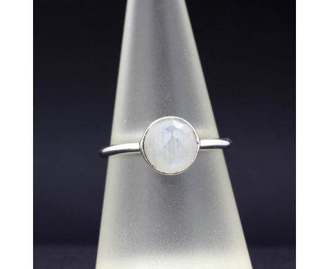 A 925 silver ring set with faceted cut moonstone, (O).