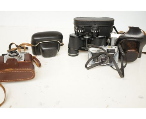 Collection of vintage cameras to include a pair of binoculars 