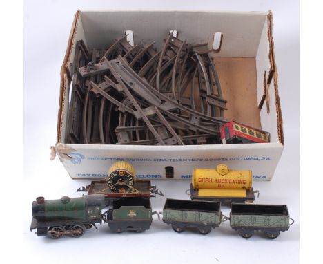 HORNBY; An original vintage Hornby 0 Gauge 60985 tinplate clockwork locomotive and tender, along with carriages and a quantit