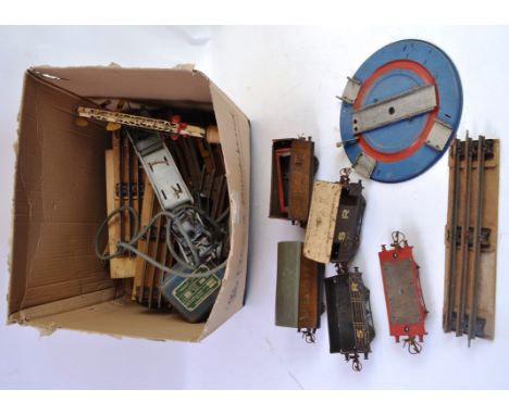 0 GAUGE; A collection of assorted vintage 0 Gauge railway trainset accessories to include track, carriages, parts etc. 