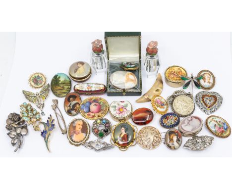 A collection of vintage costume jewellery to include a 19th century gilt mounted shell cameo depicting a carved Roam figure, 