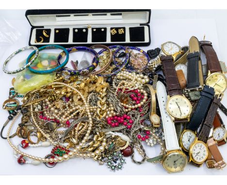 A collection of vintage and later costume jewellery including gilt necklaces, chains, bead necklaces, faux pearls, bangles, e