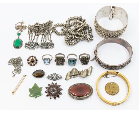 A collection of jewellery to include a handmade Saudi Arabian white metal cuff and white metal bead necklace, a silver hinged