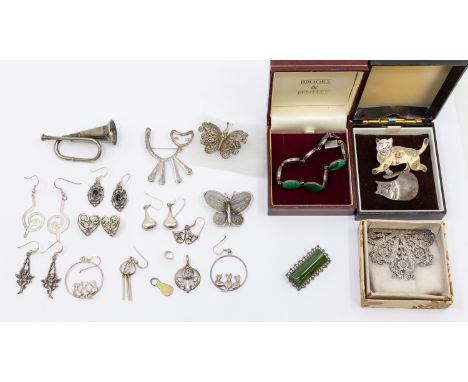 A collection of silver and white metal jewellery including drop earrings, to include a onyx set pair, silver malachite and ja