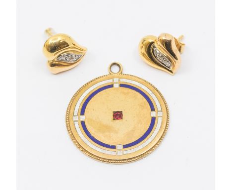 ****AUCTIOINEER TO ANNOUNCE PENDANT POSSIBLY PLATED*** A pair of diamond set tri colour 9ct gold heart shaped stud earrings, 