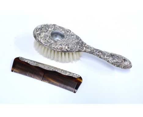 Babies silver backed brush and comb set, in fitted case, Birmingham 1978 92)