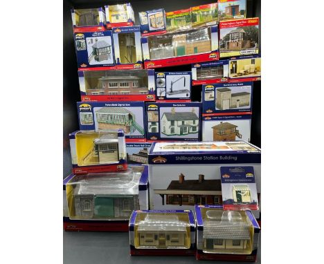 26 Bachmann Scenecraft & Hornby Skaledale as New Boxed trackside buildings, bridges, pub and accessories(9000g)Each boxed but