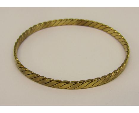 9ct flat twist bangle, 15.1g
