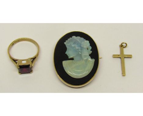 Yellow metal opal and onyx cameo brooch depicting a lady, together with a 9ct square cut garnet ring, size M and 9ct cross pe