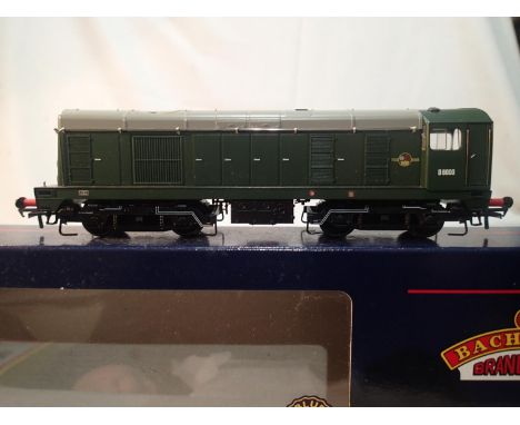 Bachmann OO, 32-027, class 20 diesel, D8000, green, late crest, excellent condition, storage wear to box. UK P&amp;P Group 1 