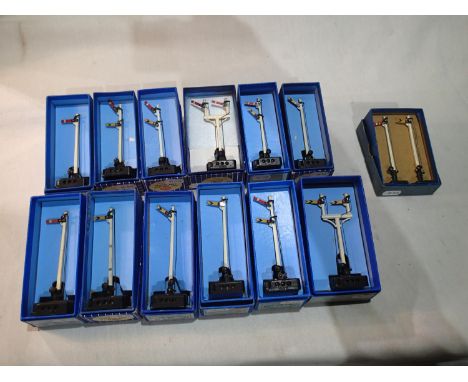 Twelve Hornby Dublo electric signals, various types, mostly very good condition/boxed, plus two manual signals, boxed. UK P&a