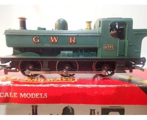 Hornby OO, R041, Pannier tank, 8751, GWR green, very good condition, box is fair. UK P&amp;P Group 1 (£16+VAT for the first l