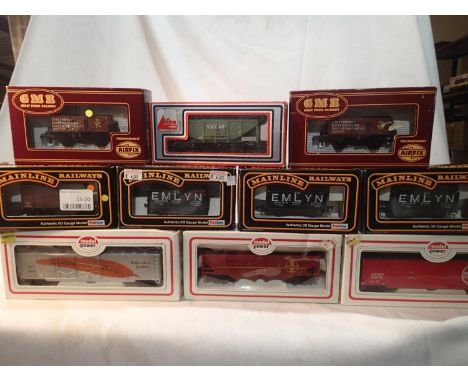 Ten assorted OO/HO gauge wagons, various makes, including American Outline, mostly excellent condition, wear to boxes. UK P&a