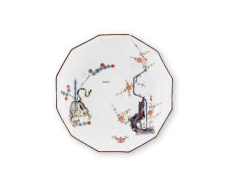 Très rare plat creux à douze pans en porcelaine de Meissen du service « Gelbe Löwe », circa 1729-31A very rare Meissen twelve