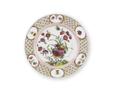 Très rare assiette ou présentoir de forme ronde en porcelaine de Meissen, circa 1725-30A very rare Meissen plate or circular 