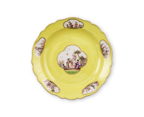 Plat en porcelaine de Meissen à fond jaune, première moitié du XIXe siècleA Meissen large yellow-ground dish, first half 19th