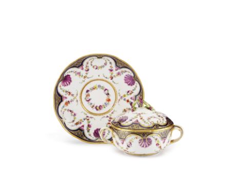 Ecuelle couverte et présentoir en porcelaine de Meissen, circa 1765-70A Meissen ecuelle, cover and stand, circa 1765-70After 