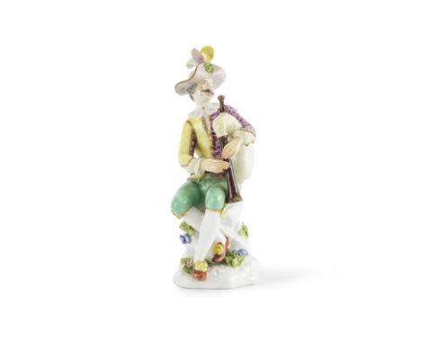 Statuette en porcelaine de Meissen représentant Arlequin assis jouant de la cornemuse, milieu du XVIIIe siècleA Meissen figur