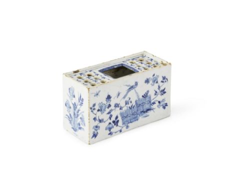 Bouquetière en faïence anglaise dans le goût de Delft, probablement Bristol, circa 1750An English delftware flower brick, cir