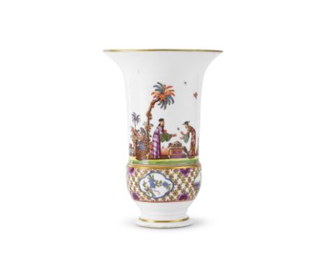 Rare vase en porcelaine de Meissen Augustus Rex, circa 1735A rare Meissen Augustus Rex vase, circa 1735Painted with a continu