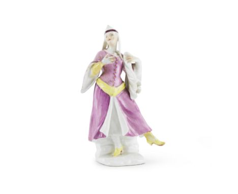 Statuette en porcelaine de Meissen représentant une femme turque dansant, milieu du XVIIIe siècleA Meissen figure of a dancin