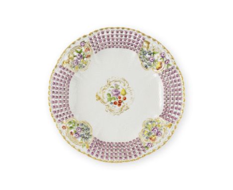 Plat à dessert en porcelaine de Meissen du service « Schwerin », circa 1762-63A Meissen dessert plate from the 'Schwerin' ser
