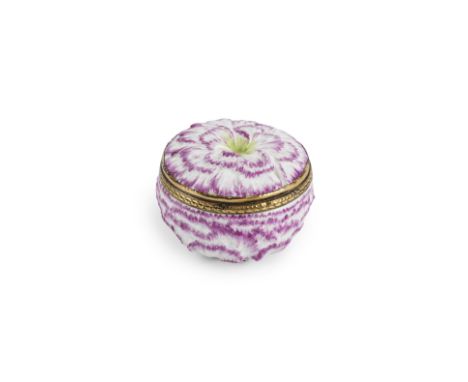 Tabatière polylobée en forme de fleur en porcelaine de Meissen, monture en métal doré, milieu du XVIIIe siècleA Meissen gilt-