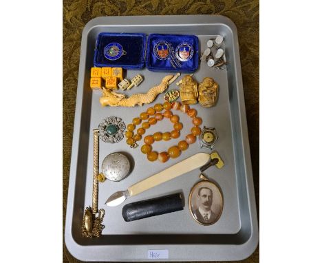 Tray lot, bone Netsuke, bone dice, fleam, beads, etc.