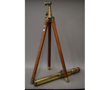 A WWI period military brass and bronze telescope, on original tripod (good working order). 65.5 cm long.