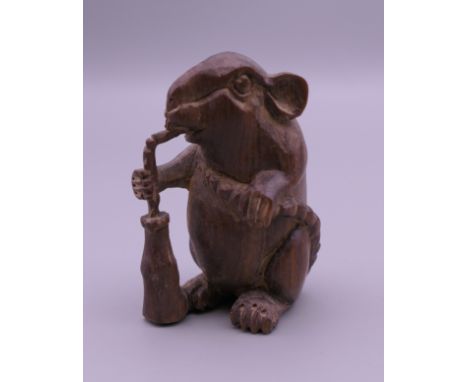 A wooden netsuke formed as a rat. 4.5 cm high.