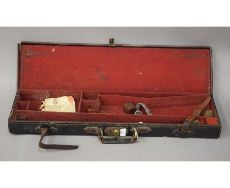 A vintage leather gun case, a gun cleaning rod and shotgun forend. The case 82 cm long.