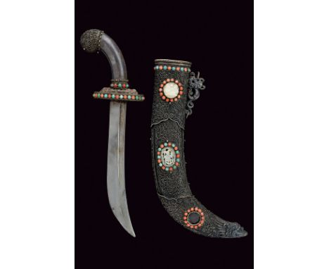 A very fine knife dating: circa 1900provenance: NepalStraight blade, curved at the tip, with a single and a short false edge 