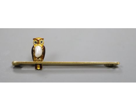 An Edwardian 15ct, enamel and baroque pearl set owl bar brooch, 52mm.