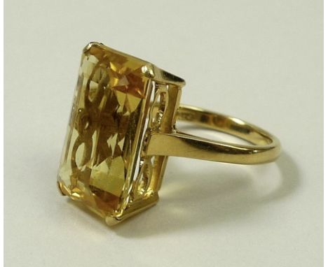 An 18ct gold ring set with a heliodor, step cut rectangular stone 200 by 120mm, size O.