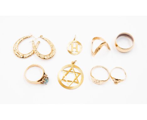 A collection of 9ct gold jewellery to include five rings one set with a synthetic opal, two circular pendants one with H init
