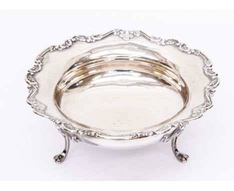 Silver tri-footed bowl with fitted edge, total gross weight 7.2 ozt approx, Sheffield 1908