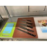 Lot de (5) couteaux et (6) planches à découper