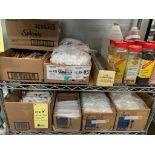 Lot varié d'aliments et d'ustensils TAKE OUT