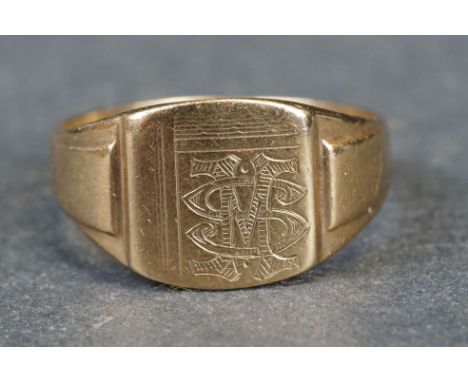 9ct yellow gold signet ring, monogrammed panel, tapered shoulders, ring size R 