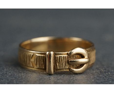 9ct yellow gold buckle ring, texture band, width approx  5.5mm at widest point, ring size O 