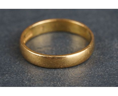 18ct yellow gold wedding band, width approx 3.5mm, ring size N 