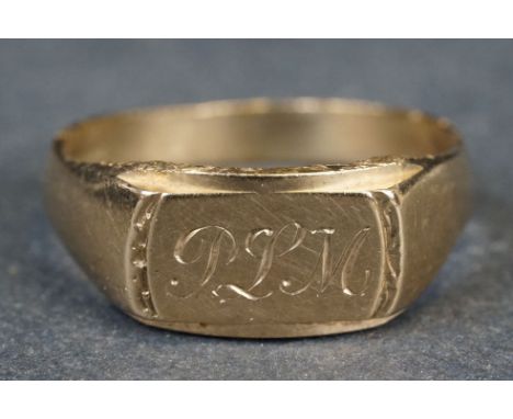 9ct yellow gold Gents signet ring. the rectangular panel with engrave initials, ring size T½ 